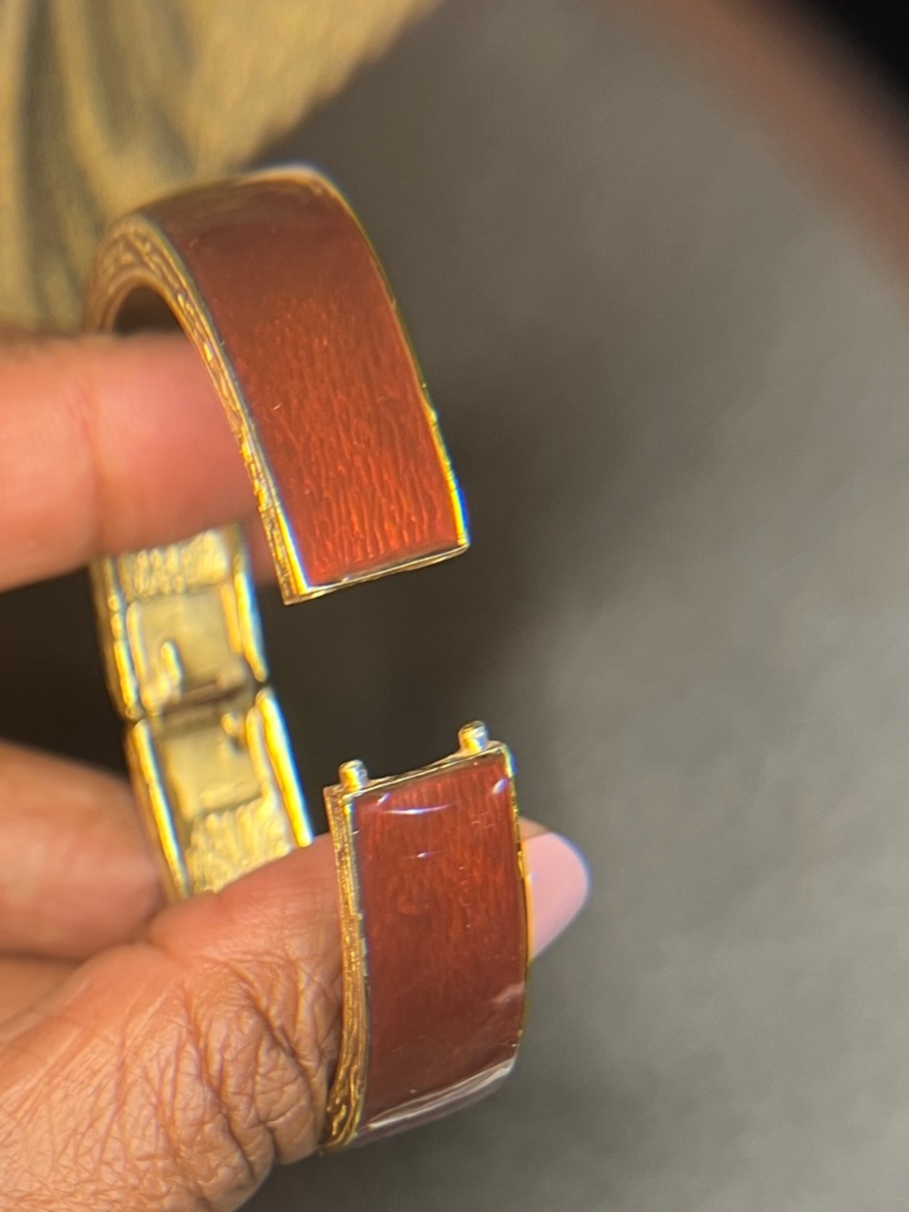 CINER Bracelet Signed Gold-Tone Hinged Clamper Bangle Deep Cherry Red Enamel - Picture 10 of 10